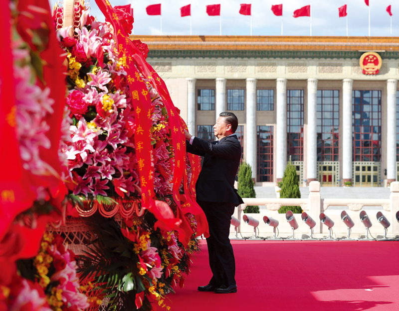 2018年9月30日上午，党和国家领导人习近平、李克强、栗战书、汪洋、王沪宁、赵乐际、韩正、王岐山等来到北京天安门广场，出席烈士纪念日向人民英雄敬献花篮仪式。这是习近平整理花篮上的缎带。 新华社记者 谢环驰/摄
