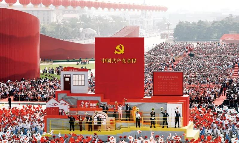 2019年10月1日上午，庆祝中华人民共和国成立70周年大会在北京天安门广场隆重举行。这是群众游行中的“从严治党”方阵。新华社记者 兰红光/摄