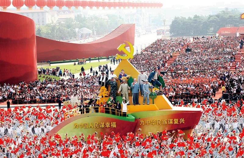 2019年10月1日上午，庆祝中华人民共和国成立70周年大会在北京天安门广场隆重举行。这是群众游行中的“不忘初心”方阵。新华社记者 兰红光/摄