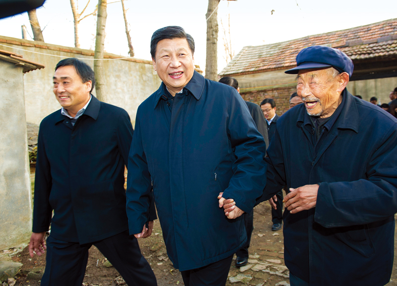 　2013年11月24日至28日，中共中央总书记、国家主席、中央军委主席习近平在山东考察。 这是25日下午，习近平在地处沂蒙老区的临沭县曹庄镇朱村亲切地拉着83岁的“老支前”王克昌的手去他家看望。 新华社记者 谢环驰/摄